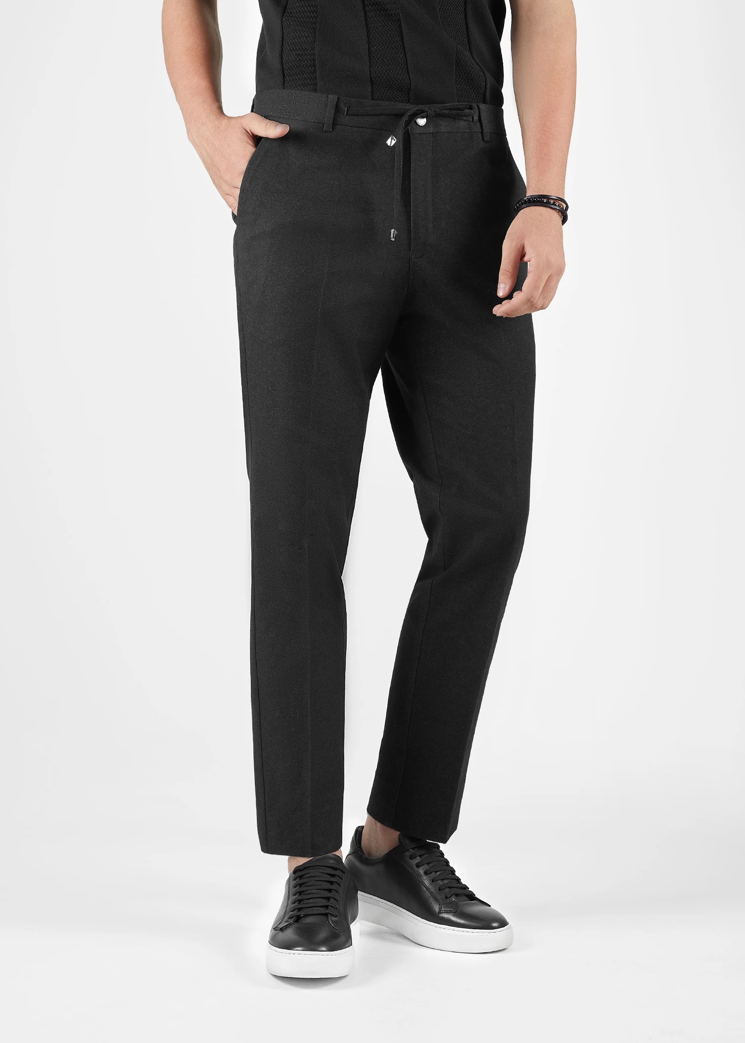 کتونی مشکی و شلوار پارچه ای ذغالی